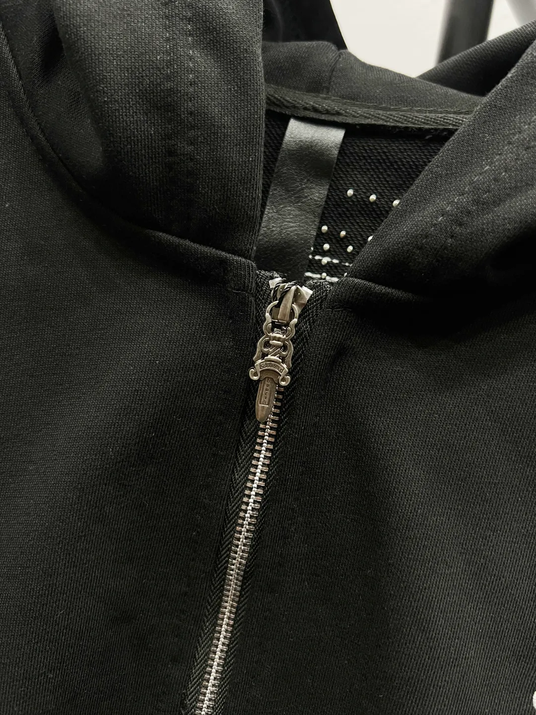 P320 Luxury 𝐂𝐡𝐫𝐨𝐦𝐞 𝐇𝐞𝐚𝐫𝐭𝐬/Cro Xin 2025 Pearl Cross Fully Embroidered New Original Counter High Street Style Jacket Top Version! Customized 420g heavyweight pure cotton fabric! High street style pearl cross all over embroidery + complex pattern embroidery on the sleeves + all embroidery is covered with rubber! Top products from the counter. The upper body is comfortable and textured. It has a low-key luxury feel. The outfit shows high-end taste. The large-cut tailoring is neat and elegant. The sophistication of the upper body is directly impressive👍High-end materials. High-quality cotton materials are selected✂️Outstanding quality. Special processing technology makes the body shape crisp and skin-friendly! No matter your figure, your upper body can instantly become a fashion icon, full of luxury. Accessories: Original molded leather collar label, authentic original hangtag + matching sling + 3D hanging beads + original packaging bag. Craftsmanship: The original version has consistent wiring! Detailed alignment process, highest degree of restoration! Multiple pattern making and debugging, 100% replica of the authentic quality! The correct version is the same for men and women. It is eye-catching, looks great and has full aura! Size: S M L Color: White Black